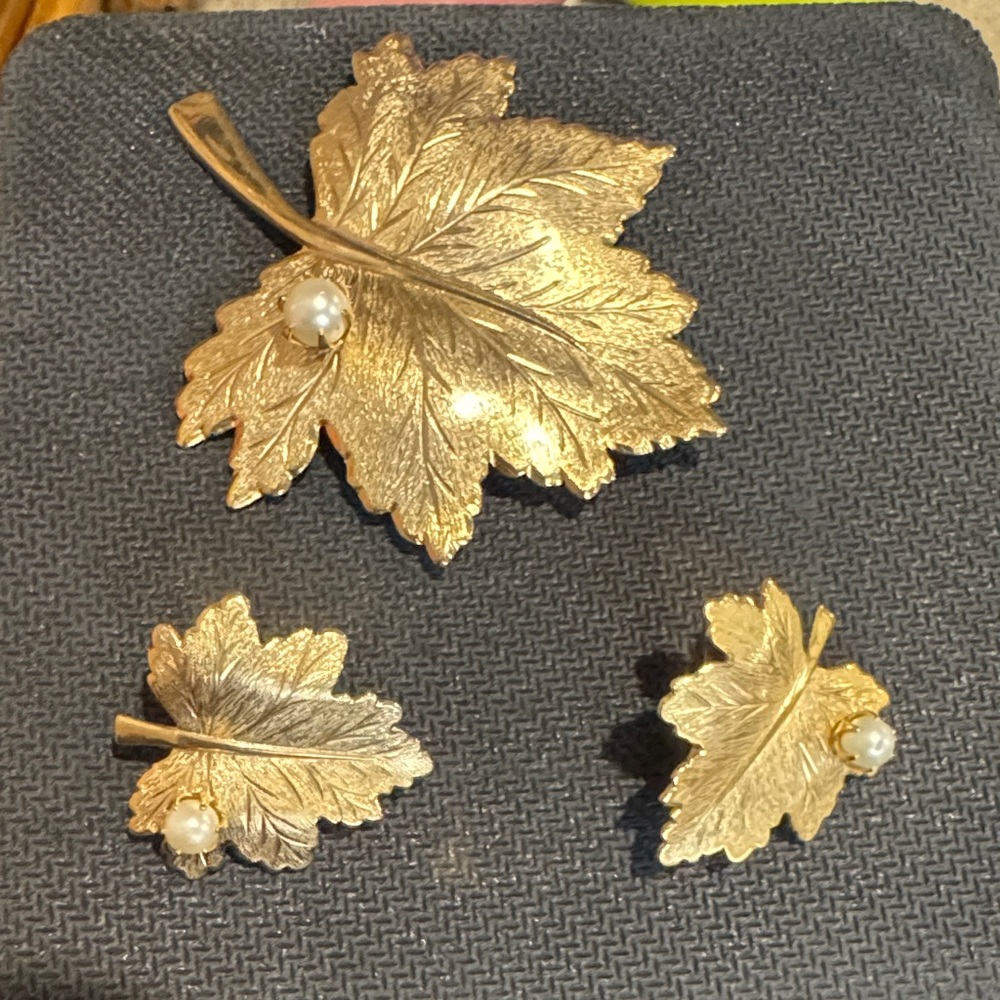 Vintage Sarah Cov. Gold Leaf Brooch and Earring Set with Pearls